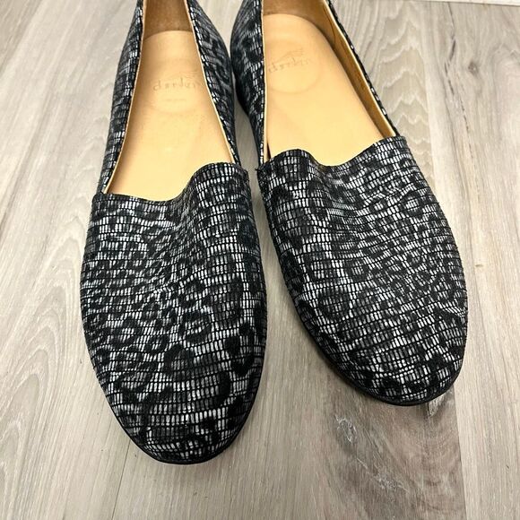 Dansko Flats Women’s 38 Larisa Dak Gray Leopard Animal Print Leather Slip On - Picture 2 of 7